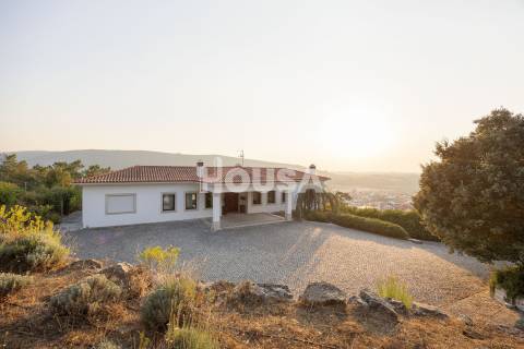 Magnífica Moradia T3+1 com Piscina – Porto de Mós