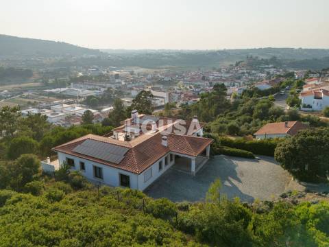 Magnífica Moradia T3+1 com Piscina – Porto de Mós