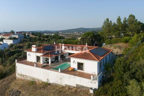 Magnífica Moradia T3+1 com Piscina – Porto de Mós