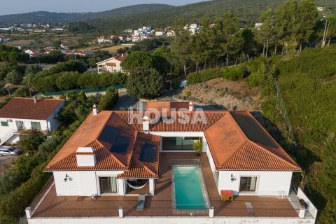 Magnífica Moradia T3+1 com Piscina – Porto de Mós