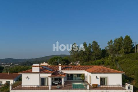 Magnífica Moradia T3+1 com Piscina – Porto de Mós