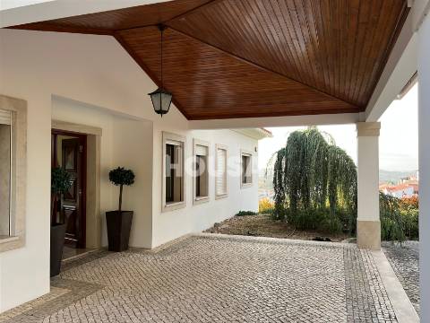 Magnífica Moradia T3+1 com Piscina – Porto de Mós