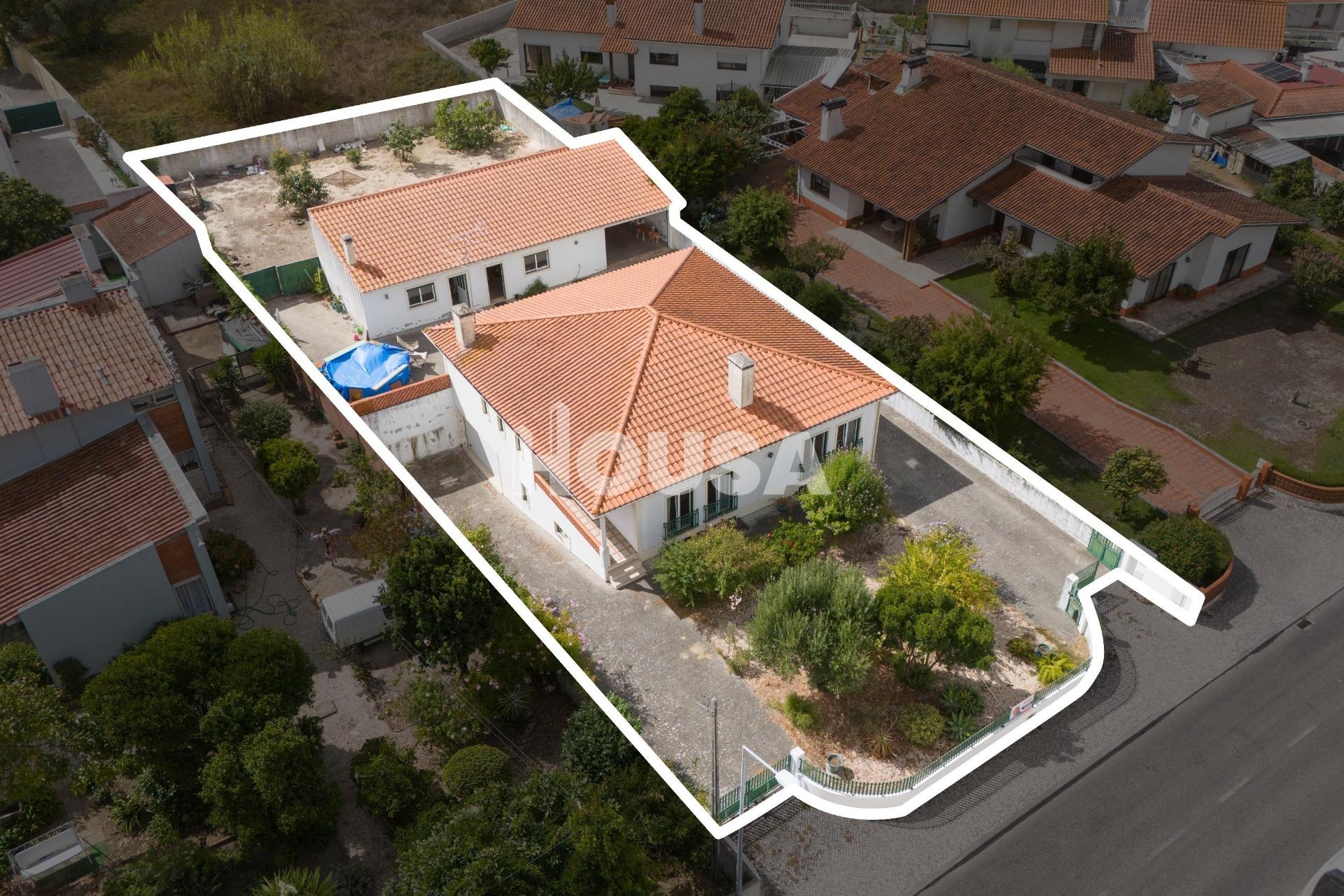 Moradia Térrea T3 + 1 com 3 anexos + terreno - Marinha Grande