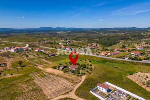 Moradia T3 com 1 hectare de terreno em Proença a Nova