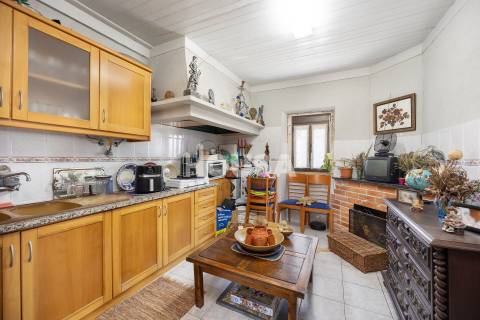 Moradia T3 com terreno de 2.157 m² – Raposeira, Colmeias | Leiria