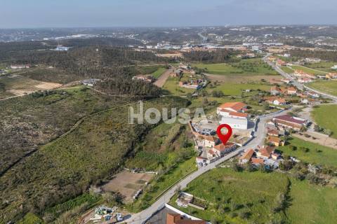Moradia T3 com terreno de 2.157 m² – Raposeira, Colmeias | Leiria