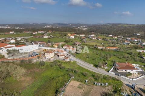 Moradia T3 com terreno de 2.157 m² – Raposeira, Colmeias | Leiria