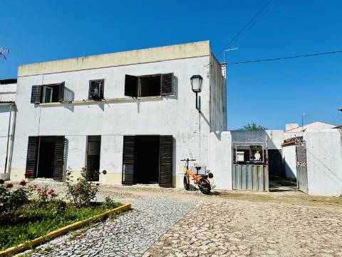 Moradia V8 c/garagem e um lindo espaço exterior na linda Vila Histórica de Flor da Rosa