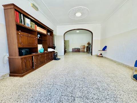 Moradia V8 c/garagem e um lindo espaço exterior na linda Vila Histórica de Flor da Rosa