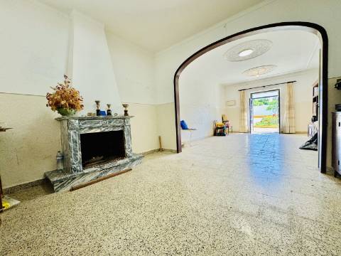 Moradia V8 c/garagem e um lindo espaço exterior na linda Vila Histórica de Flor da Rosa