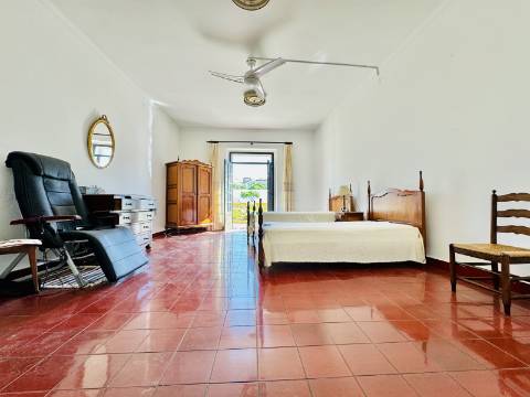 Moradia V8 c/garagem e um lindo espaço exterior na linda Vila Histórica de Flor da Rosa