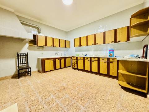 Moradia V8 c/garagem e um lindo espaço exterior na linda Vila Histórica de Flor da Rosa