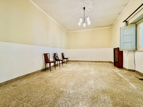 Moradia V8 c/garagem e um lindo espaço exterior na linda Vila Histórica de Flor da Rosa