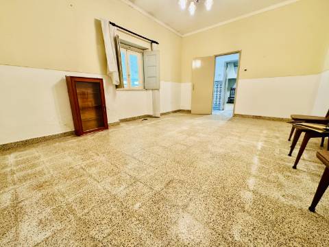 Moradia V8 c/garagem e um lindo espaço exterior na linda Vila Histórica de Flor da Rosa