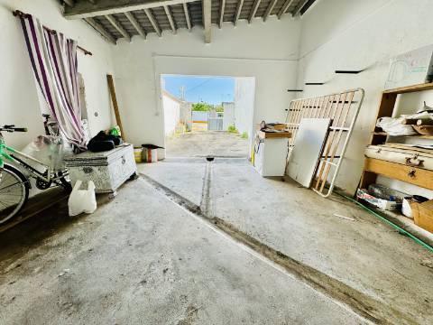 Moradia V8 c/garagem e um lindo espaço exterior na linda Vila Histórica de Flor da Rosa