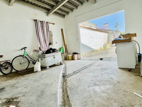 Moradia V8 c/garagem e um lindo espaço exterior na linda Vila Histórica de Flor da Rosa