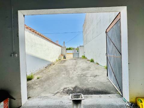 Moradia V8 c/garagem e um lindo espaço exterior na linda Vila Histórica de Flor da Rosa