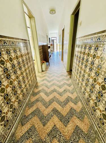 Moradia V8 c/garagem e um lindo espaço exterior na linda Vila Histórica de Flor da Rosa