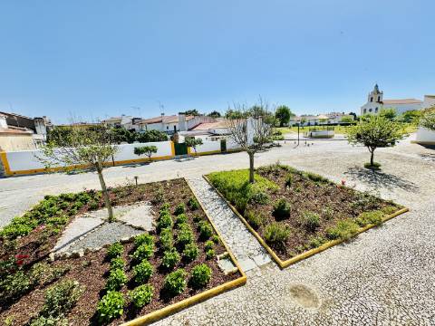 Moradia V8 c/garagem e um lindo espaço exterior na linda Vila Histórica de Flor da Rosa