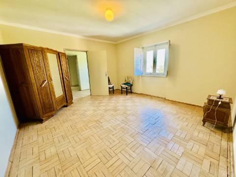 Moradia V8 c/garagem e um lindo espaço exterior na linda Vila Histórica de Flor da Rosa