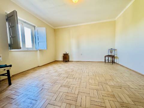 Moradia V8 c/garagem e um lindo espaço exterior na linda Vila Histórica de Flor da Rosa