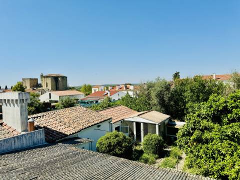 Moradia V8 c/garagem e um lindo espaço exterior na linda Vila Histórica de Flor da Rosa