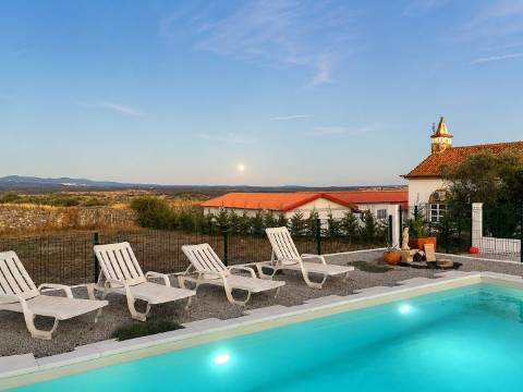 Oportunidade | Antes 395.000€, agora 350.000€ Charme Alentejano Casa com Piscina e Vistas Panorâmicas no Coração do Crato