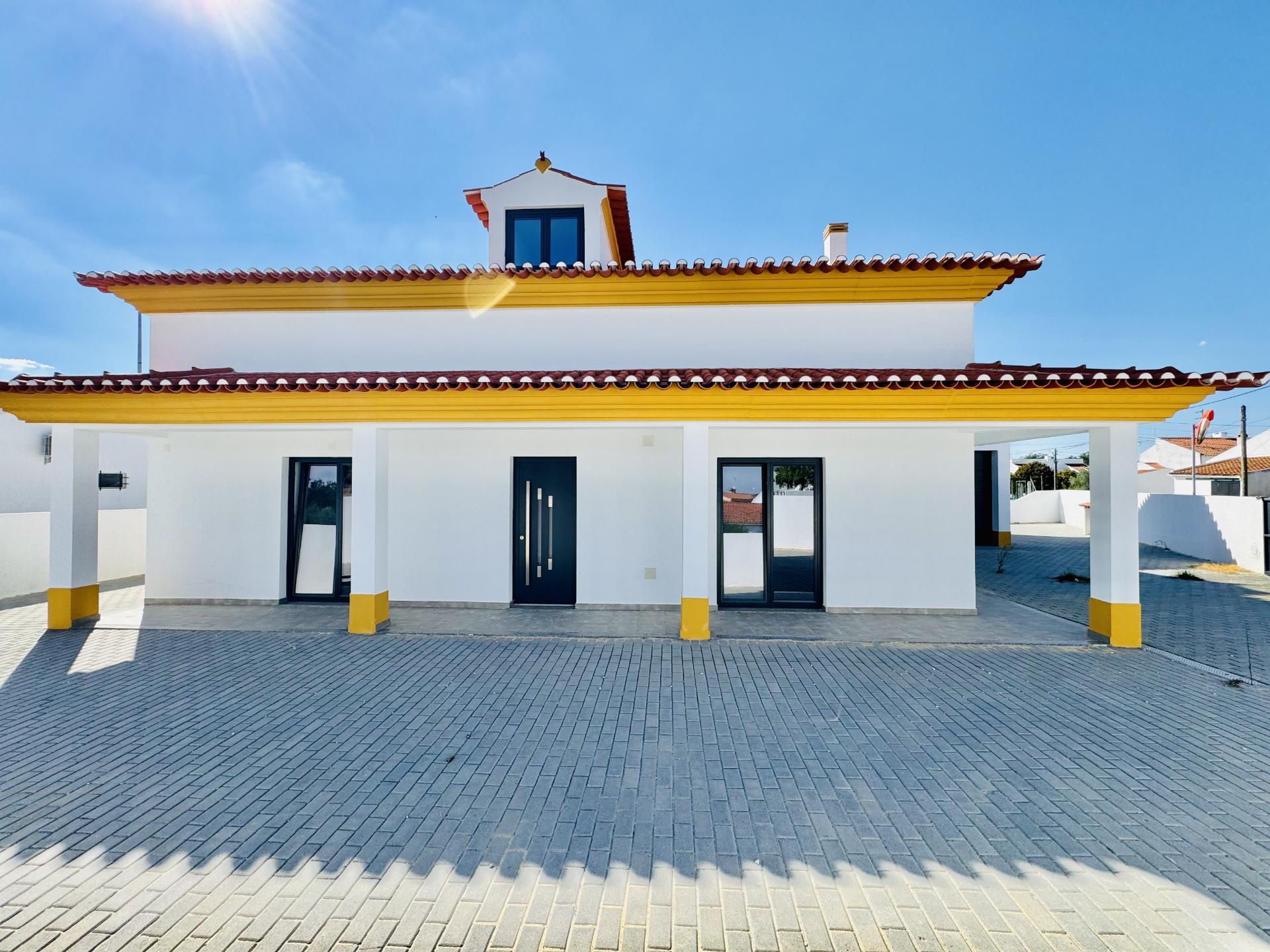 Moradia Nova no Coração do Crato - 3 quartos, garagem e espaço exterior.