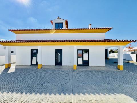 Moradia Nova no Coração do Crato - 3 quartos, garagem e espaço exterior.