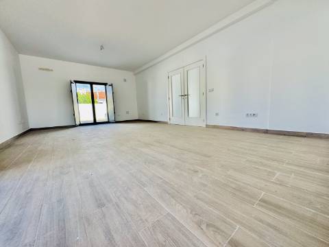 Moradia Nova no Coração do Crato - 3 quartos, garagem e espaço exterior.