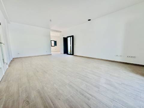 Moradia Nova no Coração do Crato - 3 quartos, garagem e espaço exterior.