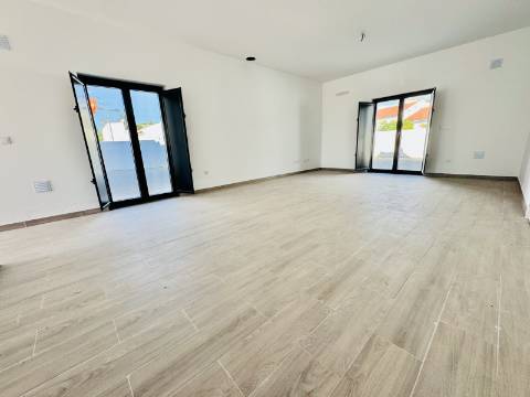 Moradia Nova no Coração do Crato - 3 quartos, garagem e espaço exterior.