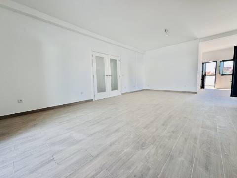 Moradia Nova no Coração do Crato - 3 quartos, garagem e espaço exterior.