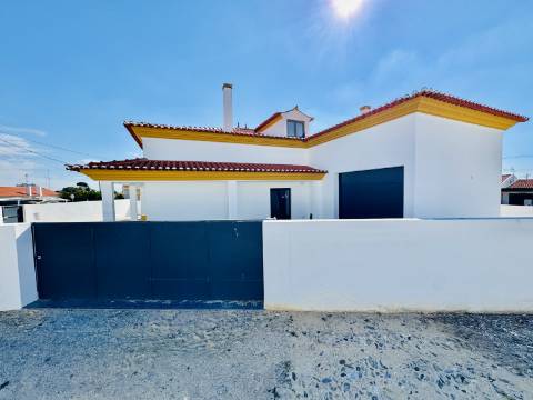 Moradia Nova no Coração do Crato - 3 quartos, garagem e espaço exterior.