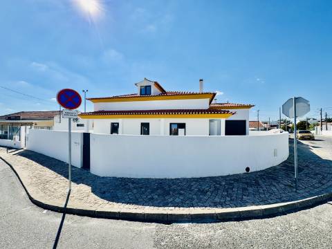 Moradia Nova no Coração do Crato - 3 quartos, garagem e espaço exterior.