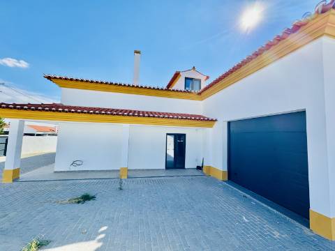 Moradia Nova no Coração do Crato - 3 quartos, garagem e espaço exterior.