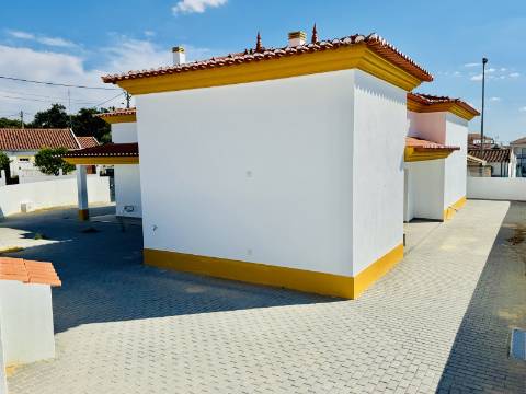 Moradia Nova no Coração do Crato - 3 quartos, garagem e espaço exterior.