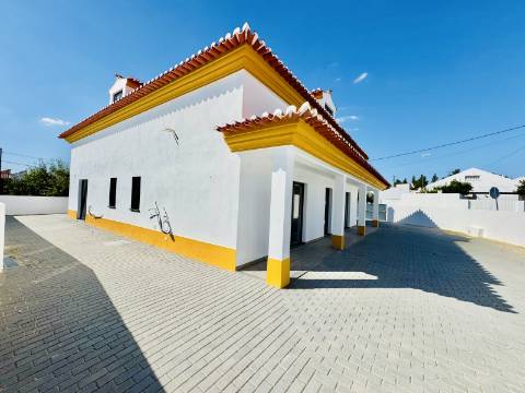 Moradia Nova no Coração do Crato - 3 quartos, garagem e espaço exterior.