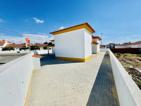 Moradia Nova no Coração do Crato - 3 quartos, garagem e espaço exterior.