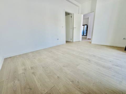 Moradia Nova no Coração do Crato - 3 quartos, garagem e espaço exterior.