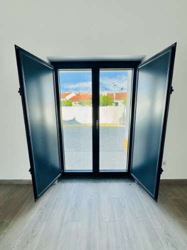 Moradia Nova no Coração do Crato - 3 quartos, garagem e espaço exterior.