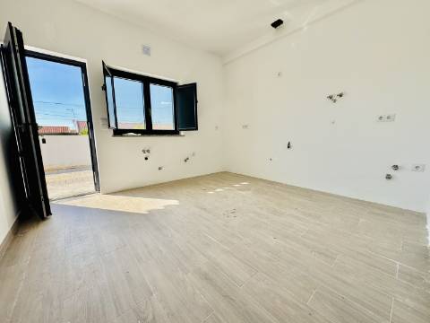 Moradia Nova no Coração do Crato - 3 quartos, garagem e espaço exterior.