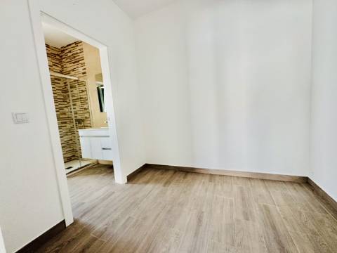 Moradia Nova no Coração do Crato - 3 quartos, garagem e espaço exterior.