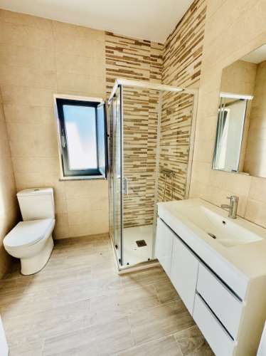 Moradia Nova no Coração do Crato - 3 quartos, garagem e espaço exterior.