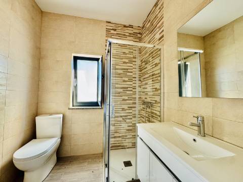 Moradia Nova no Coração do Crato - 3 quartos, garagem e espaço exterior.