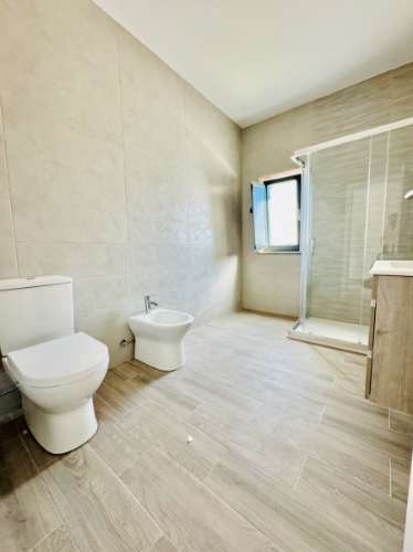 Moradia Nova no Coração do Crato - 3 quartos, garagem e espaço exterior.