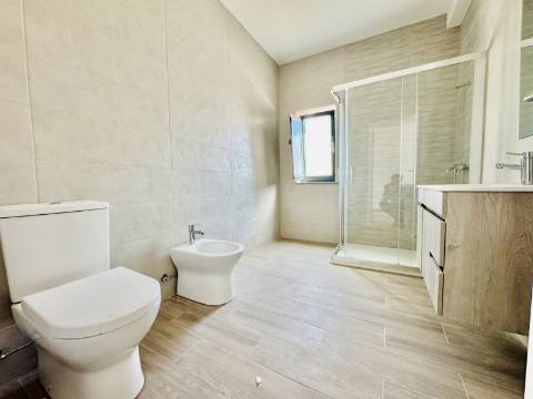 Moradia Nova no Coração do Crato - 3 quartos, garagem e espaço exterior.