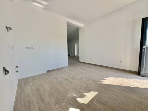 Moradia Nova no Coração do Crato - 3 quartos, garagem e espaço exterior.