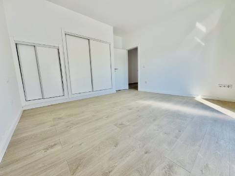 Moradia Nova no Coração do Crato - 3 quartos, garagem e espaço exterior.