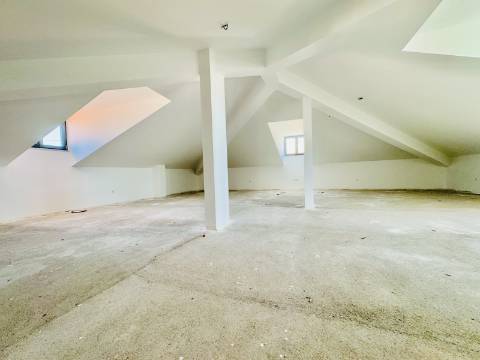 Moradia Nova no Coração do Crato - 3 quartos, garagem e espaço exterior.